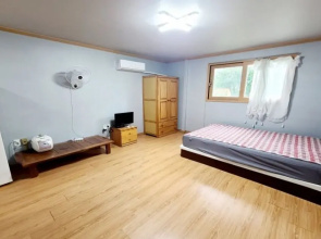 Gapyeong Chorok Jeongwon Gyegok Dokchae Pension