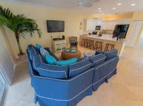 Quiet Palms Apartment 3