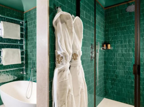 J And J Historic House Hotel