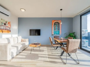 w Exceptional 1BR With Balcony in Casco View