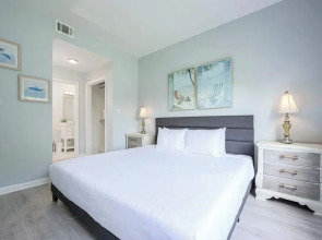 Sunshine & Whiskey Condo for 6 With Resort Amenities Near Grand Boulevard