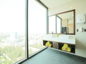 Yarra Ocean Suites Danang