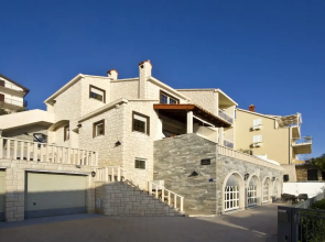 Luxury apt w Pool, 3 Balconies, Terrace & sea View