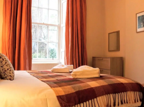 Traditional Georgian Flat in New Town, Sleeps 5-6