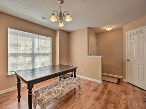 Cozy Greensboro Townhome ~ 7 Mi to UNC Campus