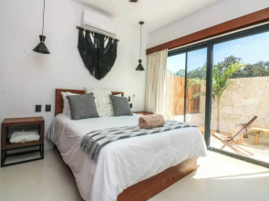 Charming Jungle Apartment Rooftop BBQ