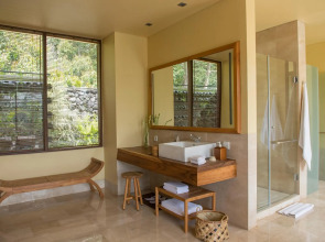 Курорт Komaneka at Tanggayuda