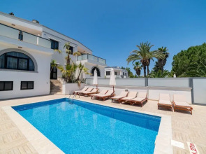 Villa Gardenia - 5 Bedroom Holiday Villa With Pool