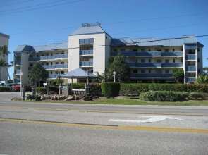 Mariner's Boathouse & Beach Resort