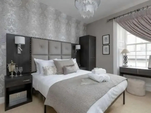 JOIVY Thistle Street Luxury Apt in the Heart of the City