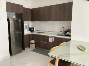 FREE NETFLIX! ZAs Suite at Troika Residence, KB