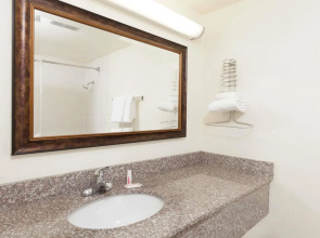 Days Inn by Wyndham Bakersfield