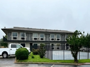 Studio City Suites, A Travelodge By Wyndham