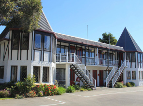 Castles Motel and Driftwood Motel