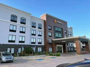 La Quinta Inn & Suites by Wyndham Tulsa Midtown Hotel
