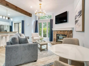 Wintergreen Condo w/ Pool: Near Hike & Market!