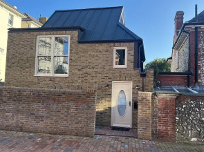 1 Bed-sleeps 3-patio-2 min to Beach