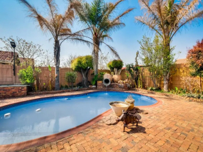 Private 3 bedroom 3kms away from Emerald Casino