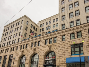 1 BR & 2 BR Apt in Central Business District by Frontdesk