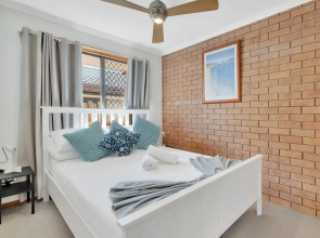 Tranquil 2-bed Townhouse Close to Beach