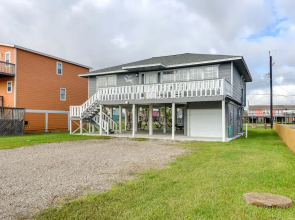 Pet-friendly Freeport Beach House w/ Covered Patio