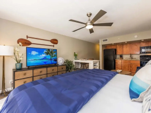 Royal Kahana 318 Studio Bedroom Condo by RedAwning