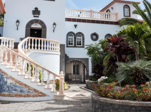 Studio in Caniço, With Shared Pool, Enclosed Garden and Wifi - 1 km From the Beach