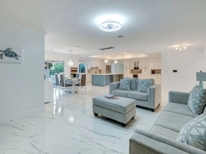Pool & Spa: Luxe Home in Naples!