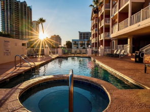 Whale of a Time Resort Home for 6, Walk to Beach