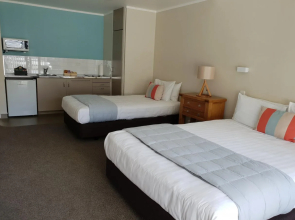 Hananui Lodge and Apartments