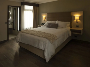 L Aurora Inn