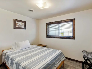 Lakefront Washington Home w/ Private Pool & Sauna