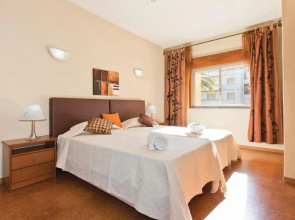 Spacious Retreat With Prime Location, Private Pool, Snooker, Free AC & Wifi