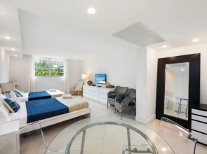 Condo Close to the Beach Pool, Gym, Tennis 2BR 6 Guests