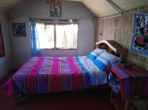 Uros Suma Suyawi Lodge