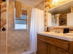 Highrise Bungalow - 2 blocks from Jax Beach!