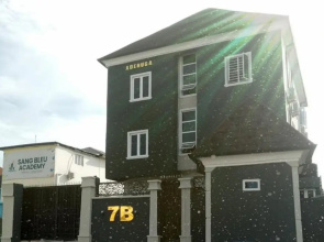 Momak 8 Hotel Adenuga House