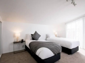 Chic Hobart Townhouse sleeps 9 - perfect location