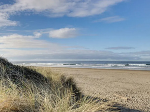 Quaint Rockaway Beach Gem: Walk to Shore!