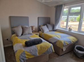 Luxury 2-bed Lodge in Routh, Hottub & Pet Friendly