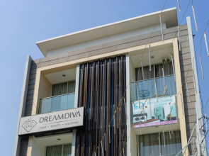 RedDoorz near Setrasari Mall 4