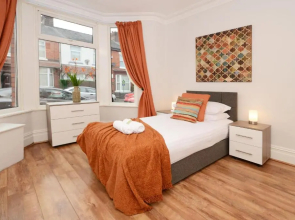 Hampton House by YourStays - 4 Bedroom House in Centre of Crewe