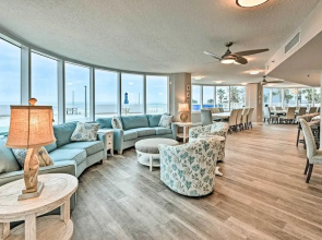 Beautiful Daytona Beach Shores Condo w/ Hot Tub!