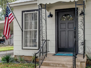 Southern Charm - Near Main With Hot Tub