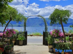 Lugu Lake Cloud - Sea Stacked Courtyard