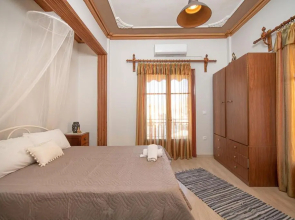 Fay’s Vintage Boutique House