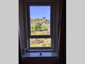 Bright, Spacious West-End Flat, Near University