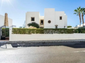 Spacious Holiday Home With Private Garden