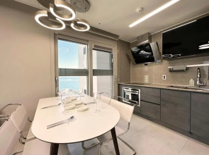 Y COLLECTION by UH FLAT OSIRIA