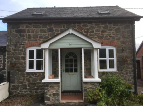 Maesnewydd Cottage